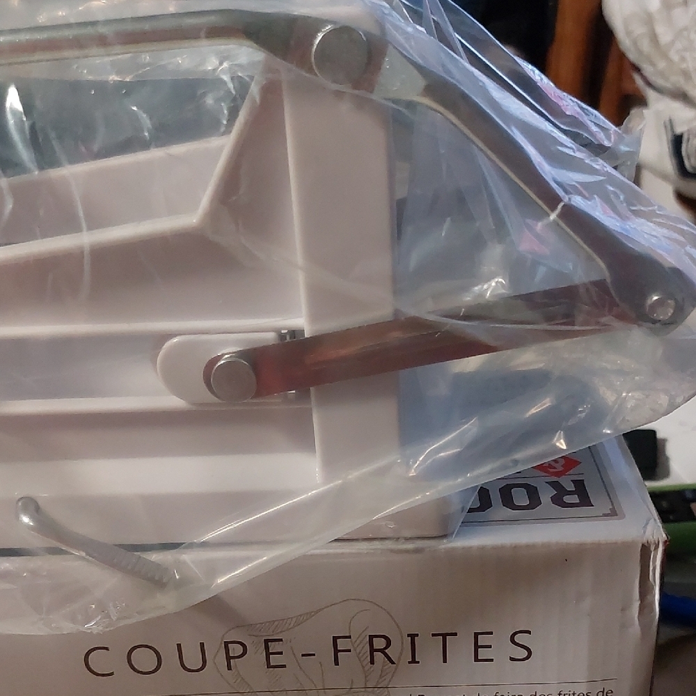 White Kitchen Tool for Effortless Fry Cutting - Picture 12 of 15